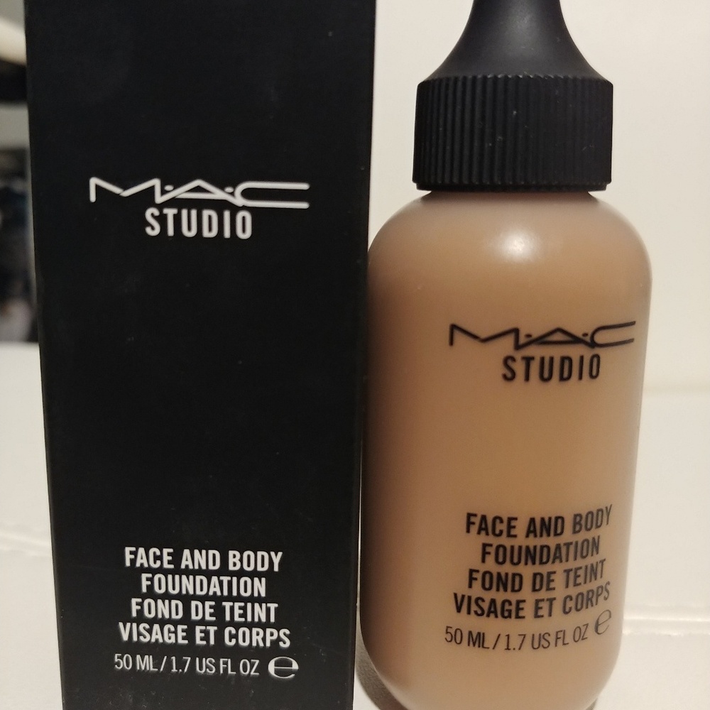 MAC Face and Body foundation